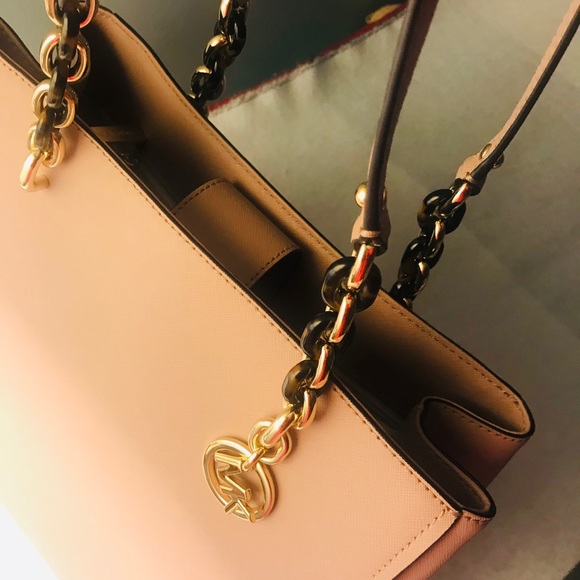 Michael Kors Pink Medium Cynthia Saffiano Satche - Picture 3 of 16